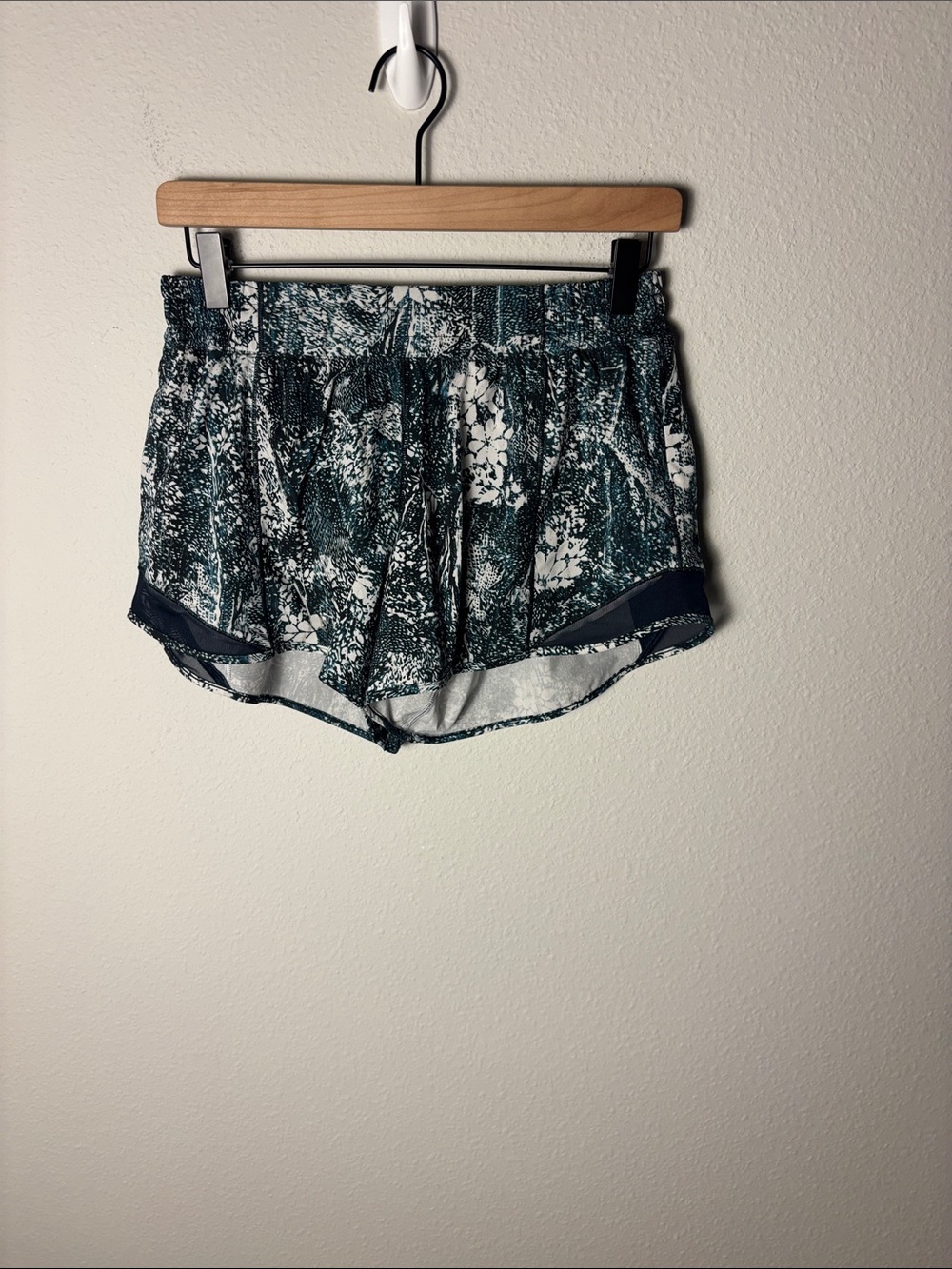 Lululemon Hotty Hot Short II *Long 4"
Wildwood White Multi / Nocturnal Teal
